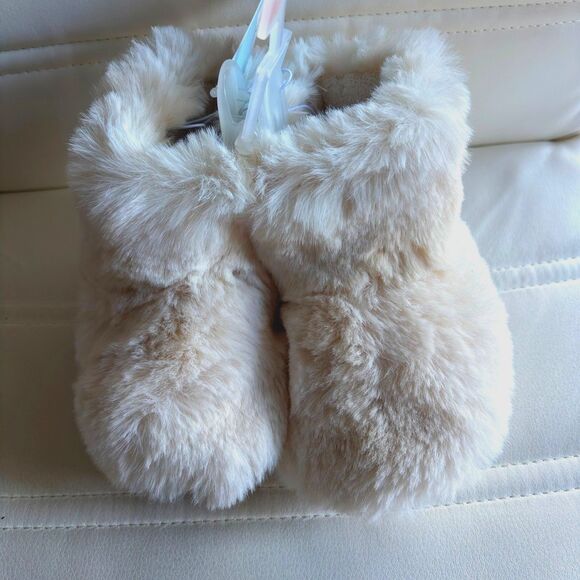 Cat & Jack Little Girl's S 5-6 Dallas Fur Cream Bootie Slippers - Picture 1 of 4